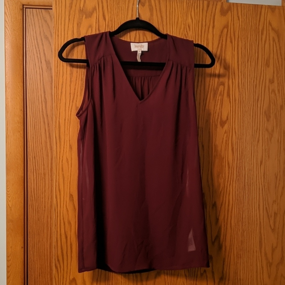 Sleeveless, burgundy top